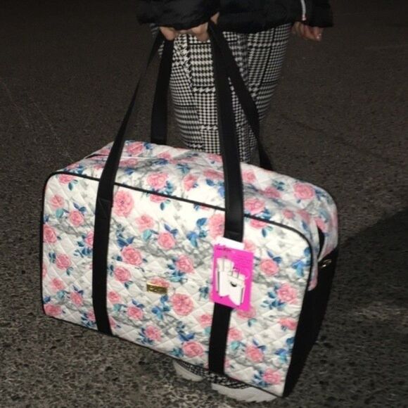 NWT BETSEY JOHNSON FLORAL QUILTED WEEKENDER BAG COTTAGECORE TRAVEL VACATION‎ - Picture 8 of 13